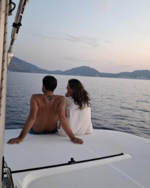 Neva Leoni Instagram - Il mio primo viaggio in barca.
Ho conosciuto persone belle, fritto patate in navigazione, fatto tuffi di notte mentre intorno a noi c’erano solo buio e stelle e letto un sacco (un saaacco) di OnePiece cullata dalle onde.

E ora vi beccate i ringraziamenti specifici e personalizzati perchéssì.

Grazie ai miei meravigliosi compagni di viaggio:
a Luca per essere il capitano che ci ha più volte impedito di morire. Con la voce più pacata del mondo pure quando sbrocca con le altre barche al rifornimento. E sbrocca tanto.
A Carolina perché é dolcissima anche quando dice “vi ricordate il poster de “lo squalo”?” mentre stiamo nuotando a largo. La principessa della crema solare e dei pensieri intrusivi, con cui farei le lontre a mollo tutti i giorni (ma solo 5 minuti che poi dobbiamo recuperare il controllo)
A Ottavio che si butta a capofitto in tutto, incosciente e benintenzionato. Anche se si tratta di mosse di navigazione che non ha mai visto prima. Anche se i risultati possono essere disastrosi.
A Valentina che corre tra le cime come uno scoiattolo marinaio, legge tomi sulla guerra fredda e dice “che cute”. Brava ad annodare le corde quanto ad appendercisi a testa in giù.
A Giulia che fa foto straordinarie, dice cose terribili con voce dolcissima e fondamentalmente ha il mio stesso cervello. (Esci dalla mia testa giulia)
A Riccardo che è una personalità straripante, una persona eccelsa ed è dotato delle gambe più straordinarie che abbia mai visto (ultima foto per reference). Ti si vuole davvero bene sior Cotumaccio. Buonasera e bah vabbè. 
A mio marito, il motore delle cose belle della mia vita, colui che ci metteva venti minuti a buttarsi in acqua per paura delle meduse e che ora si lancia dalla barca al tramonto con la maschera e lo perdi di vista per almeno un’ora. Ti amo♥️
