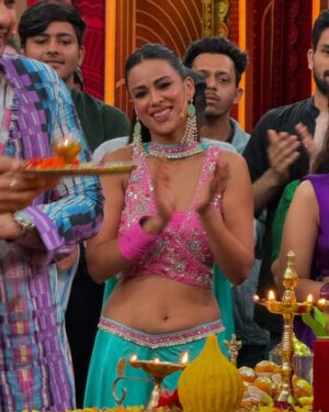 Nia Sharma Instagram - Ganpati bappa Moryaaaa💯😇😇😇😇😇 
From the entire team of #laughterchefs ❤️
A journey nothing short of magic. 

May bappa bring happiness love laughter prosperity into everyone’s life. 🙏😘

Styling : @iamkenferns 
Team: @jonty_monty_777 @sunny_makeover_