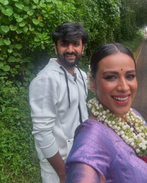 Nia Sharma Instagram - Gaon ki taazi hawaaaaa and shudh vaatavaran (vibe) 😇