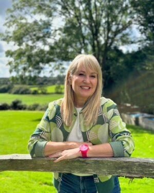 Nicki Chapman Instagram - Autumn hues on location 🍁

It wouldn’t be an @escape_country without the 5 bar gate/wooden fence lean…

East Sussex. We salute you 💚🤎💚

📸 thanks @anna_batch