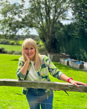Nicki Chapman Instagram - Autumn hues on location 🍁

It wouldn’t be an @escape_country without the 5 bar gate/wooden fence lean…

East Sussex. We salute you 💚🤎💚

📸 thanks @anna_batch