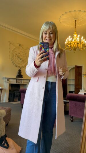 Nicki Chapman Instagram - Thermal vest… tmi ??? 🤣

Glorious but freezing 🥶 No sandals. No dresses. Soz. Defeated. Warmth & dry feet win 

Happy Wednesday ☀️

#Sussex