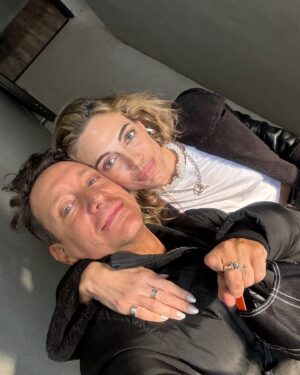 Nicolás Vázquez Instagram - Nosotros estamos listos? Y ustedes? 
Que hermoso volver a vivir esto una vez mas juntos @emilia_att  Te quiero muchísimo! 
❤️♾️🙌🏽👆🏽
