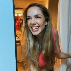 Nicolás Vázquez Instagram - Amiga y compañera soñada: @julietanaircalvo te deseo lo mejor siempre!
Fue hermoso compartir este proyecto con vos. 
La primera foto tiene más de 2 años, empezábamos a soñar lo que sería Tootsie.
Muchos momentos compartidos quedan en nuestros corazones. Ahora anda a disfrutar de tu embarazo como corresponde. Te voy a extrañar, pero festejo tu decisión. La rompiste toda. Tu julia fue espectacular. Gracias por confiar en mi. Te quiero y admiro. Hasta la próxima! Ahora a cuidar tu verdadero éxito. 
* y cuando nos extrañes vení a ver alguna función, que acá te espera una familia. 🙌🏽❤️🎭👆🏽