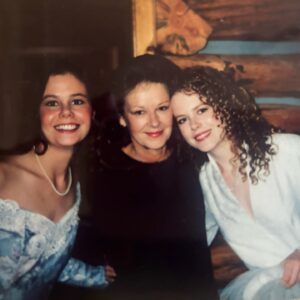 Nicole Kidman Instagram - My sister and I along with our family want to thank you for the outpouring of love and kindness we have felt this week. 
 
Every message we have received from those who loved and admired our Mother has meant more to us than we will ever be able to express. Thank you from our whole family for respecting our privacy as we take care of each other ❤️