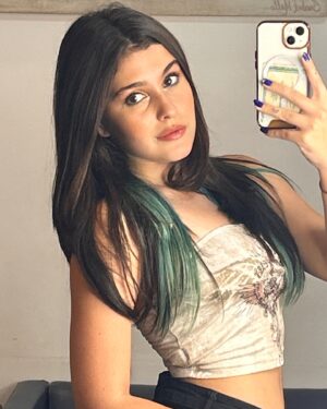 Nicole Orsini Instagram - de cabelo feito não quero guerra com ninguém 😘💆🏻‍♀️ @gleccianoluz @na_producao