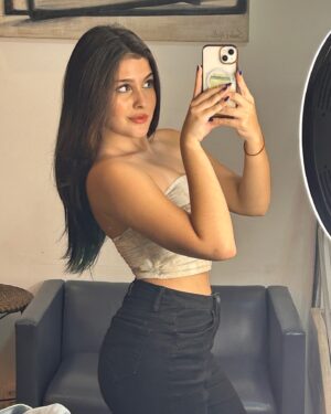 Nicole Orsini Instagram - de cabelo feito não quero guerra com ninguém 😘💆🏻‍♀️ @gleccianoluz @na_producao