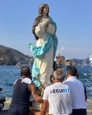 Nicoletta Romanoff Instagram - È stata un’estate crudele. Ringrazio Dio per averla potuta passare in questi posti meravigliosi, contornata dall’amore della mia famiglia e dei miei amici più cari. Benvenuto settembre, testa alta e schiena dritta. A piccoli passi portami sempre avanti. ♥️