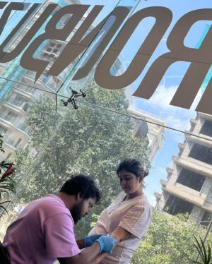 Nidhi Bisht Instagram - Missing you a little more today Laali ♥️
And now you permanently watch us with that running nose , all thanks to dearest @aadesh_g at @ironbuzztattoos 🤗🤗 Bhai ne feeling ki depth ko samajh ke forever ke liye de diya tumhara portrait Ufff soo precious 🥰.. 
“Us” meaning Me, Lata and all your lovers, admirers, fans.. Queen Lata meows your legends! 
143 Laali ♾️♥️