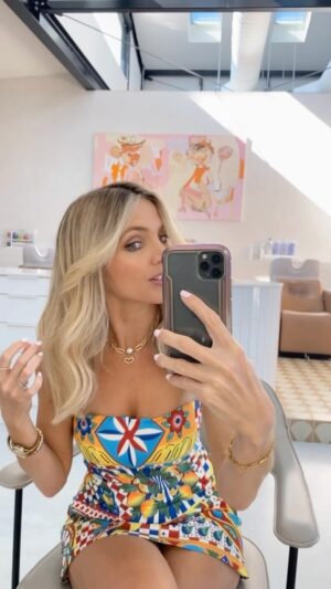 Nikki Osborne Instagram - I asked Pam to make me look natural again. She nailed it! @xtreme.pam #reels #hair #blonde #fyp #bushbarbie