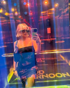 Nikola Mertlová Instagram - Děkuji @maccosmeticscz za ten nejvíc cool trip🖤 #MACStudioRadiance #DotSwipeGlow