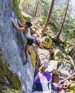 Nina Williams Instagram - Another Squam ultra classic: Black Slabbath 🤘🏼 Such a fine line between trust and doubt in those tiny holds. Committing to this desperate cross at the top was helped by the previous whips I’d taken; the fall is actually kind of… fun?! 😀

@oldmanmoon 📸 caught my try-hard yell mid-move. Swipe for the slab whippers 😁

@scarpana Generators were the stiff planks I needed for those micro toes 👣 

#climbing #bouldering #squamishbouldering