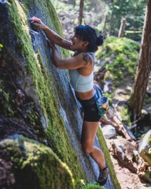 Nina Williams Instagram - Another Squam ultra classic: Black Slabbath 🤘🏼 Such a fine line between trust and doubt in those tiny holds. Committing to this desperate cross at the top was helped by the previous whips I’d taken; the fall is actually kind of… fun?! 😀

@oldmanmoon 📸 caught my try-hard yell mid-move. Swipe for the slab whippers 😁

@scarpana Generators were the stiff planks I needed for those micro toes 👣 

#climbing #bouldering #squamishbouldering