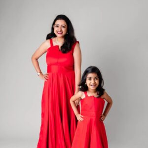 Nisha Krishnan Instagram - Twinning with Daughter 🥰

Dear @mommyshotsbyamrita I love the way you capture the light and the colors. Your composition is fantastic! You really know how to frame a shot and create a sense of balance and harmony.
Thank you for the fantastic pictures ❤️❤️🤗🤗

CAPTURED BY📸 : @mommyshotsbyamrita
Customized outfits by: @yadvi.boutique

#momdaughter #teamgirls