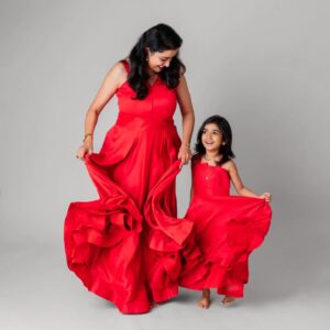 Nisha Krishnan Instagram - Twinning with Daughter 🥰

Dear @mommyshotsbyamrita I love the way you capture the light and the colors. Your composition is fantastic! You really know how to frame a shot and create a sense of balance and harmony.
Thank you for the fantastic pictures ❤️❤️🤗🤗

CAPTURED BY📸 : @mommyshotsbyamrita
Customized outfits by: @yadvi.boutique

#momdaughter #teamgirls