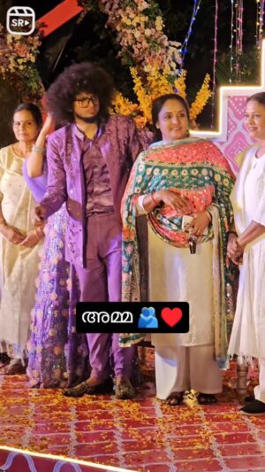 Nisha Sarangh Instagram - മുടിയന്റെ വിവാഹ ഹൽദിയിൽ പങ്കെടുക്കാൻ ഓടിയെത്തി അമ്മ 🥰💞 | #uppummulakum #nishasarang #mudiyanwedding
#fypシ #3second #reelskerala #reels #amma 
#ammaworld
