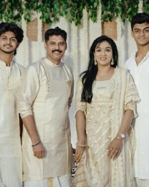 Nitha Promy Instagram - പരസ്പരം സ്നേഹിച്ചും സഹായിച്ചും ജീവിക്കാം, ആഘോഷിക്കാം! നന്മയുടെ ഓണാശംസകൾ....

#onam #family #pic #2024 #celebration #happiness #malayalk #kerala #keralagram #instagram #instagood #instapost