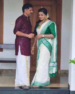Nitha Promy Instagram - ഉത്രാടത്തിരക്കിൽ കേരളം പൊന്നോണത്തിലേക്ക്…......

Saree @gala_designs_angamaly

#pic  #instagram #onam #uthradam #celebration #happiness #kerala #keralam #instapic #picoftheday #photo #photooftheday #instagood #family #fashion #saree #keralagram #keralagodsowncountry #keralam #2024 #onam2024