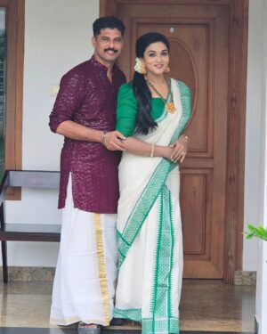 Nitha Promy Instagram - ഉത്രാടത്തിരക്കിൽ കേരളം പൊന്നോണത്തിലേക്ക്…......

Saree @gala_designs_angamaly

#pic  #instagram #onam #uthradam #celebration #happiness #kerala #keralam #instapic #picoftheday #photo #photooftheday #instagood #family #fashion #saree #keralagram #keralagodsowncountry #keralam #2024 #onam2024