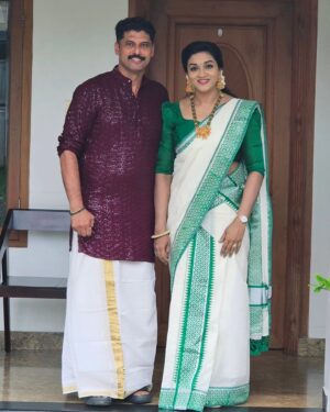 Nitha Promy Instagram - ഉത്രാടത്തിരക്കിൽ കേരളം പൊന്നോണത്തിലേക്ക്…......

Saree @gala_designs_angamaly

#pic  #instagram #onam #uthradam #celebration #happiness #kerala #keralam #instapic #picoftheday #photo #photooftheday #instagood #family #fashion #saree #keralagram #keralagodsowncountry #keralam #2024 #onam2024
