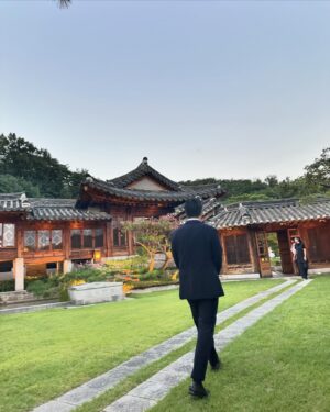 Nittha Jirayungyurn Instagram - Thank you @jaibyonesiam @koreafurnituremuseum @pinkchayapa @dse_je for a wonderful evening with lovely people 🥰💗 during Frieze week in Seoul

#JAIbyONESIAM
#KoreaFurnitureMuseum
#TheHyundai
#JourneyWithoutBorders