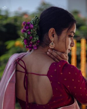 Nivedita Rajappan Instagram - 🍀🌸

Camera 📸: @karthickbalann 
ArtDecor🖼️: @hariharan___art 
MUA 💄: #SelfTag
Venue: @priyaaudhay_offi ‘s

#onam #celebration #flower #pookolam