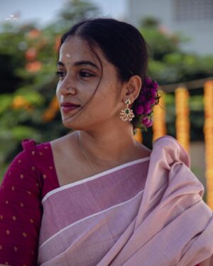 Nivedita Rajappan Instagram - 🍀🌸

Camera 📸: @karthickbalann 
ArtDecor🖼️: @hariharan___art 
MUA 💄: #SelfTag
Venue: @priyaaudhay_offi ‘s

#onam #celebration #flower #pookolam