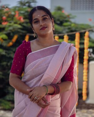 Nivedita Rajappan Instagram - 🍀🌸

Camera 📸: @karthickbalann 
ArtDecor🖼️: @hariharan___art 
MUA 💄: #SelfTag
Venue: @priyaaudhay_offi ‘s

#onam #celebration #flower #pookolam