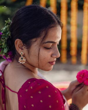 Nivedita Rajappan Instagram - 🍀🌸

Camera 📸: @karthickbalann 
ArtDecor🖼️: @hariharan___art 
MUA 💄: #SelfTag
Venue: @priyaaudhay_offi ‘s

#onam #celebration #flower #pookolam