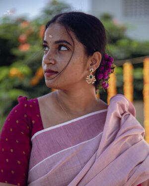 Nivedita Rajappan Instagram - 🍀🌸

Camera 📸: @karthickbalann 
ArtDecor🖼️: @hariharan___art 
MUA 💄: #SelfTag
Venue: @priyaaudhay_offi ‘s

#onam #celebration #flower #pookolam