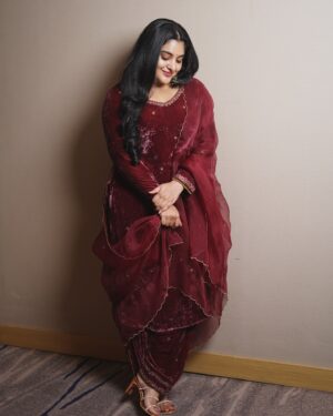 Nivetha Thomas Instagram - Everyone who saw 35 The Movie will know which element from the film this outfit is based on and the story behind it😊

35 - Chinna katha kaadu now in Theatres

Look Inspiration: Red Bindi (bottu)
Outfit by: @rhuaofficial
Jwellery by: @petalsbyswathi
Styling: @i_princi_vaidh
Assisted by: @bhukya_yashaswi
Photography: @srujanluckyphotography