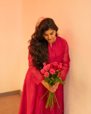 Nivetha Thomas Instagram - Look inspiration: Saraswati’s love for gardening and flowers.

35 - Chinna katha kaadu 
Release on Sept 6th |  Premieres from Sept 4th 

Outfit by: @jaypore
Jwellery by: @jaypore
Styling: @i_princi_vaidh
Assisted by: @bhukya_yashaswi
Photography: @they_call_me_keshu