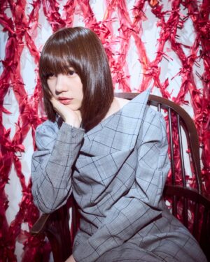 Non Instagram - 1枚目、フォトスポット作ったよ。
椅子に座って、ぜひ記念写真撮ってみてね。
私も自撮りしてみたから今度アップする🪑

夏休み終わったところも多いのかな。
六甲ミーツアートはまだまだ続くよ🌻
先月観に行ってくれたみんなはありがとう〜嬉しい！

Photo: @kentarominami_ 
Styling: @izumimachino
Hair&Make up: Shie Kanno

#神戸 #六甲山 #六甲ミーツアート
#non_ribbon #ribbonart