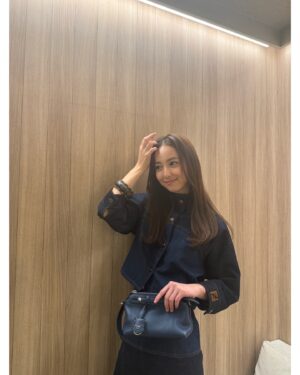 Nozomi Sasaki Instagram - .
デニムコーデ🧵♡

@fendi @mrkimjones
#FendiFW24 #PR #fendi
