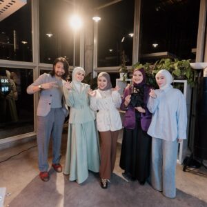 Nur Fazura Instagram - Saksikan karya terbaru Faz.. “Andartu Kosmopolitan” di @viumalaysia bermula hari ini, 13 September 2024. 

Lots of Love 💖✨

@ermafatima 
@fazlinaahmaddaud 
@theaqasha 
@adira.suhaimi 
@malekmccrone

make up : @nuex_rosli 
attire : @zaimizulkafli 
hijab styling : @nurhanahalim 
photos : @hasifikri
