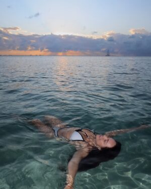 Oana Gregory Instagram - Come with me to Stingray City 🌊✨✨✨
