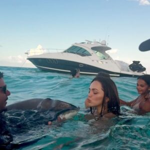 Oana Gregory Instagram - Come with me to Stingray City 🌊✨✨✨