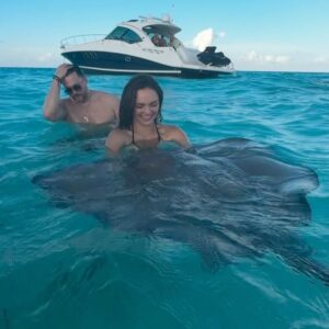 Oana Gregory Instagram - Come with me to Stingray City 🌊✨✨✨