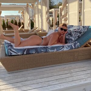 Oksana Adamovich Instagram - Всегда мечтала так сфоткаться 
#GUESSBeachClub #beachaesthetic #sochibeach #сочипляж #guesssochi #guessbeach #demure #mindful