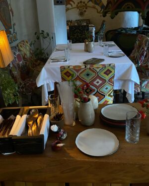 Oksana Adamovich Instagram - Когда вкусно покушала, настроение прекрасное. Вообще я часто себе устраиваю чит милы, считаю, что кушать надо всё понемножку. Поела и снова берусь за пп. Для себя я решила, что всю жизнь хочу придерживаться правильного и осознанного питания, но при этом постоянно сидеть на ограниченном калораже я не хочу, поэтому решила для себя, что буду устраивать вот такие вкусные трипы. Сейчас я снова в строю и осознаю, что питание это мой ресурс для жизни, который дает мне энергию и здоровье. 

#краснаяполяна #яблокипечем #сочи #сочигоры #розахутор #mountains #mountainsaesthetic #aesthetic #mountainoutfit #sportstyle #sportoutfit #sportaesthetic