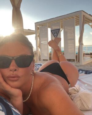 Oksana Adamovich Instagram - С наслаждением отдыхаю на пляже пятизвездочного отеля в Сочи Swissôtel Resort Kamelia в коллаборации с брендом GUESS. Хотелось отметить, что здесь очень приятный персонал и комплименты здесь делают не только словесные, всех гостей vip-зоны угощают шампанскими и фруктами. Еще меня покорили эти большие шезлонги из ротанга в виде кровати кинг сайз с плюшевыми брендированными полотенцами и воздушными, как облако подушками. Обязательно приезжайте и проведите время в этом райском dolce vita уголке в vip-зоне пляжа💙🌊

#GUESSBeachClub @guess @swissotelkamelia