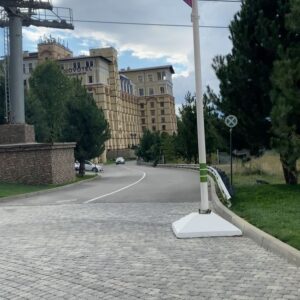 Oksana Adamovich Instagram - Хочу пожить на 960 высоте и смотреть вооооон туда на гору с этого чудесного балкончика. (Я и моя крэйзи семейка, собаку дома оставили отдыхать от социума на диванчике, чтобы нервная система была крепкой😅)

#горысочи #краснаяполяна #розахутор #mountainsview #mountainaesthetic #aesthetic #sochi #rixos #rixossochi #travel