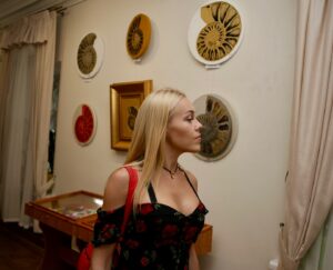 Olena Oleksandrivna Kucher-Topolya Instagram - З Ольгою Шинкаренко я знайома вже близько 10 років. За цей час вона створила для мене не тільки чарівні прикраси, які я постійно одягаю на концерти, але й неповторний одяг. Проте її справжньою пристрастю завжди залишалися амоніти. Те, що Ольга створює з цими древніми каменями, просто неймовірно. Вона унікальна, повністю віддана своїй любові до амонітів, і її роботи дійсно вражають.

Я дуже щаслива, що попри всі життєві виклики, Ольга продовжує творити. Виставка «Магія амонітів» — це справжній прояв її майстерності, де кожна картина є не лише твором мистецтва, але й оберегом, який несе в собі силу та енергію.

Я щиро заохочую всіх, хто цінує унікальні прикраси та мистецтво, відвідати цю виставку. Картини Ольги — це історичні амулети, які несуть у собі цілі епохи життя нашої планети. Не пропустіть можливість доторкнутися до цієї чарівної сили природи!
