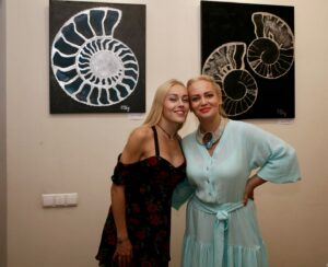 Olena Oleksandrivna Kucher-Topolya Instagram - З Ольгою Шинкаренко я знайома вже близько 10 років. За цей час вона створила для мене не тільки чарівні прикраси, які я постійно одягаю на концерти, але й неповторний одяг. Проте її справжньою пристрастю завжди залишалися амоніти. Те, що Ольга створює з цими древніми каменями, просто неймовірно. Вона унікальна, повністю віддана своїй любові до амонітів, і її роботи дійсно вражають.

Я дуже щаслива, що попри всі життєві виклики, Ольга продовжує творити. Виставка «Магія амонітів» — це справжній прояв її майстерності, де кожна картина є не лише твором мистецтва, але й оберегом, який несе в собі силу та енергію.

Я щиро заохочую всіх, хто цінує унікальні прикраси та мистецтво, відвідати цю виставку. Картини Ольги — це історичні амулети, які несуть у собі цілі епохи життя нашої планети. Не пропустіть можливість доторкнутися до цієї чарівної сили природи!