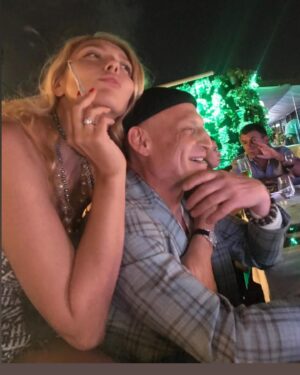Olia Poliakova Instagram - Ну що, 20 років! Мені здавалося, що це неможливо, але він зробив неможливе! Спочатку взяв мене на ручки, а потім навчив ходити і робити все самій. А потім не заважав — тільки підтримував та хвалив! Розумію, що це дещо батьківська позиція, але з жінкою, яка була в дитячій, неможливо інакше! Але я виросла в цьому шлюбі, в любові та теплі, і стала дорослою, незалежною і самовпевненою! І ми тепер батьки нашим прекрасним дівчаткам, а один одному — рідні люди, а ще ми найкращі друзі! Любов? Так, вона сама — доросла, безпечна, затишна!
