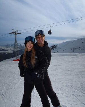 Oriana Marzoli Instagram - Qué alegría volver aquí a Valle nevado después de tantos años ❄️⛄️🏂🇨🇱 cuál es vuestra foto fav? 🩵