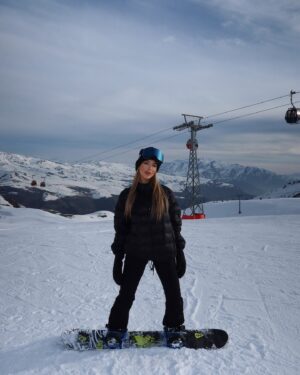 Oriana Marzoli Instagram - Qué alegría volver aquí a Valle nevado después de tantos años ❄️⛄️🏂🇨🇱 cuál es vuestra foto fav? 🩵