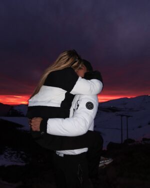 Oriana Marzoli Instagram - Qué alegría volver aquí a Valle nevado después de tantos años ❄️⛄️🏂🇨🇱 cuál es vuestra foto fav? 🩵