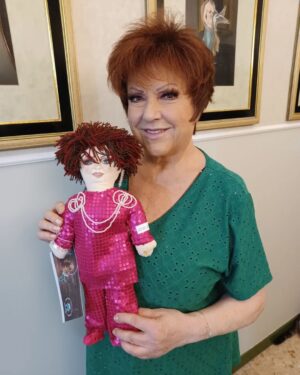 Orietta Berti Instagram - La Pigotta, la speciale bambola di pezza dell'UNICEF, che da oltre 30 anni viene realizzata con amore da volontarie e volontari di tutte le età, si trasforma in kit salvavita, vaccini e alimenti terapeutici per i bambini di tutto il mondo.

Anche quest'anno ne sono state create tantissime e ognuna è speciale, unica e fatta con amore...e ognuno di noi può adottarne una e cambiare per sempre la vita di un bambino. ❤

Vai su... www.pigotta.it 

... e ADOTTA ANCHE TU UNA PIGOTTA💖🙏🌈

#PigottaOrietta

Un abbraccio a tutti❤
Orietta

@unicefitalia #unicefitalia #pigotta #unicef #ognipigottaadottataèunavitasalvata #pigottaorietta #pailletteseconchiglie @alessiamarcuzzi @linobanfi_ufficiale @rosario_fiorello @danti2f @unicef #fedez @achilleidol @nickcerioni @gcdswear @giulianocalza @amadeusonoio @rovazzi @manuelito @rochart_design @pinupstars @enzocampagnolireal #solidarietà #love🏳️‍🌈 #pace🏳️‍🌈