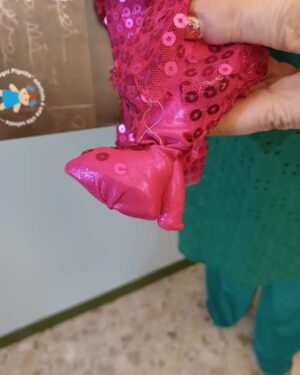 Orietta Berti Instagram - La Pigotta, la speciale bambola di pezza dell'UNICEF, che da oltre 30 anni viene realizzata con amore da volontarie e volontari di tutte le età, si trasforma in kit salvavita, vaccini e alimenti terapeutici per i bambini di tutto il mondo.

Anche quest'anno ne sono state create tantissime e ognuna è speciale, unica e fatta con amore...e ognuno di noi può adottarne una e cambiare per sempre la vita di un bambino. ❤

Vai su... www.pigotta.it 

... e ADOTTA ANCHE TU UNA PIGOTTA💖🙏🌈

#PigottaOrietta

Un abbraccio a tutti❤
Orietta

@unicefitalia #unicefitalia #pigotta #unicef #ognipigottaadottataèunavitasalvata #pigottaorietta #pailletteseconchiglie @alessiamarcuzzi @linobanfi_ufficiale @rosario_fiorello @danti2f @unicef #fedez @achilleidol @nickcerioni @gcdswear @giulianocalza @amadeusonoio @rovazzi @manuelito @rochart_design @pinupstars @enzocampagnolireal #solidarietà #love🏳️‍🌈 #pace🏳️‍🌈